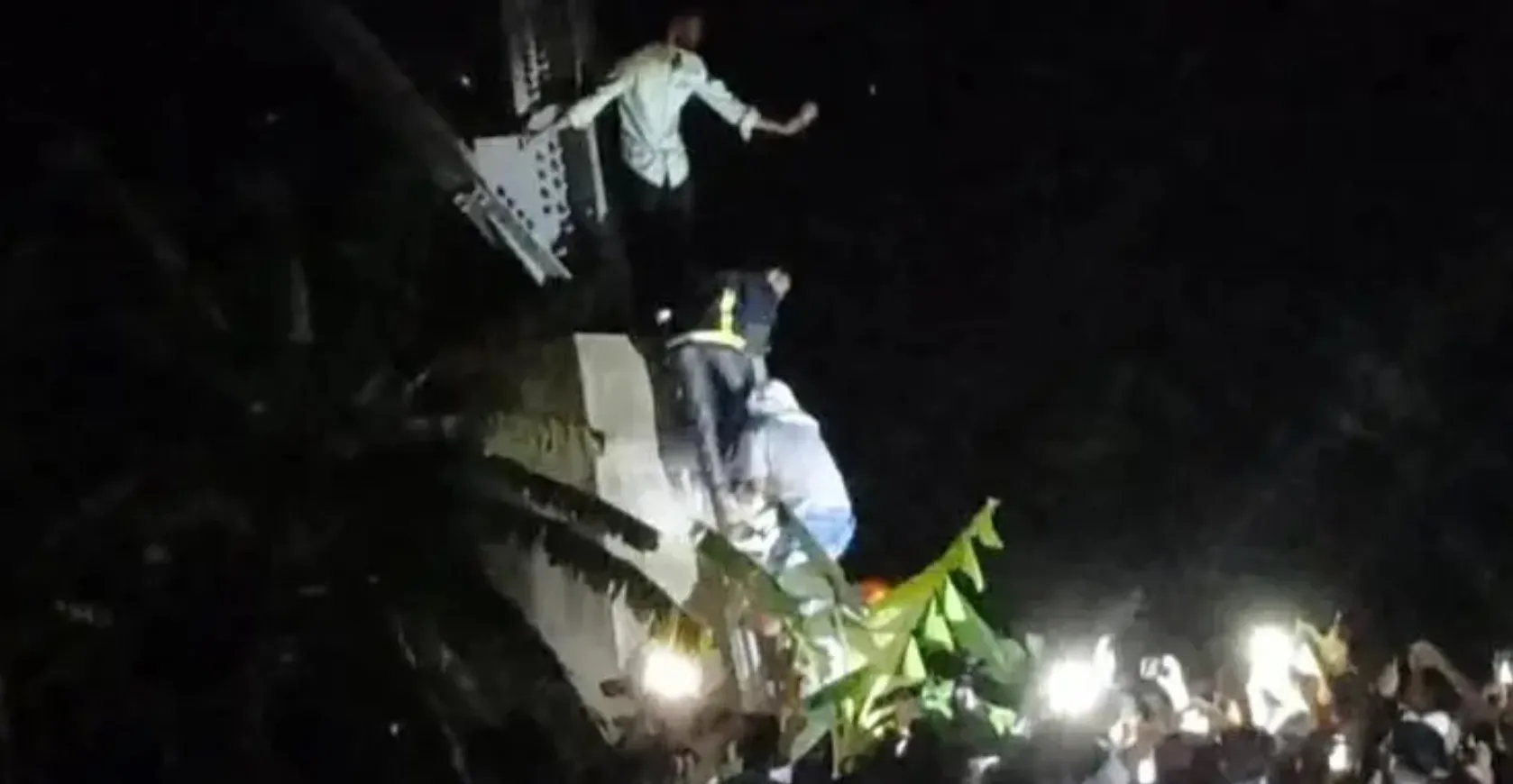 প্রেমিকাকে ফিরে পেতে ৪৬০ ফুট উঁচু টাওয়ারে উঠে লাফিয়ে পড়ার হুমকি